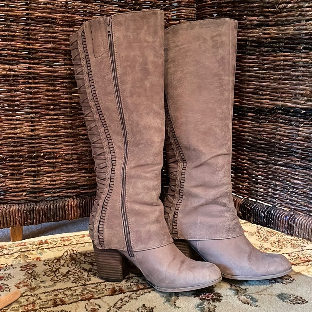 Fergie Taupe or black boots, 6.5
